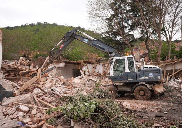 ФОТО: Се руши некогашната „маларична“ болница, ќе се гради повеќенаменско игралиште и паркинг