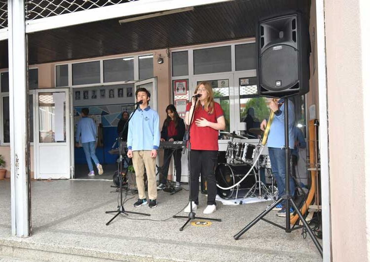 Учениците и вработените во ООУ „Сандо Масев“ го чествуваа својот патрон