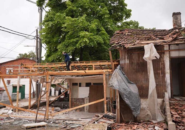 ФОТО: Се руши некогашната „маларична“ болница, ќе се гради повеќенаменско игралиште и паркинг
