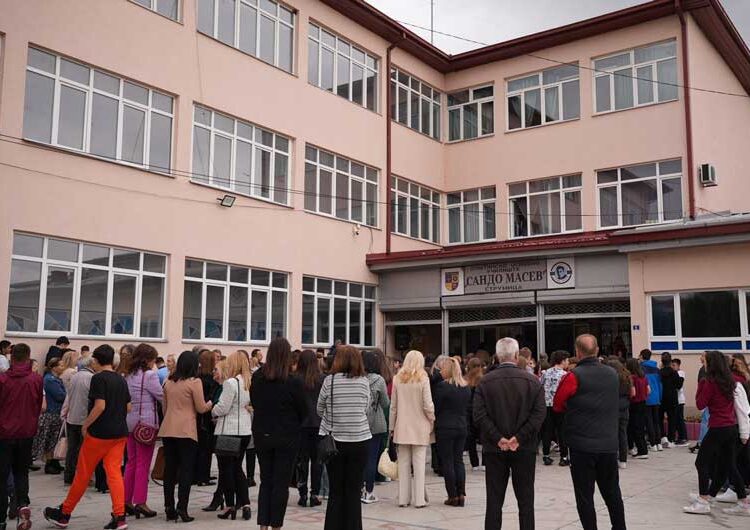 Учениците и вработените во ООУ „Сандо Масев“ го чествуваа својот патрон