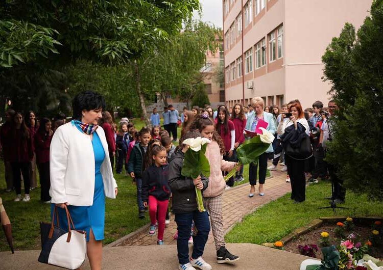 Учениците и вработените во ООУ „Сандо Масев“ го чествуваа својот патрон