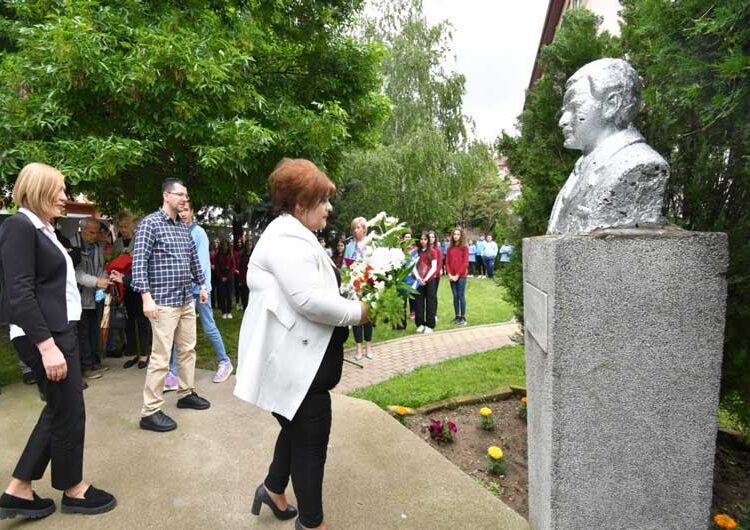 Учениците и вработените во ООУ „Сандо Масев“ го чествуваа својот патрон