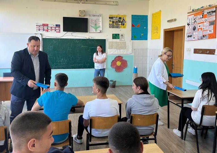 Полуматурантите од општина Босилово добија рачен часовник