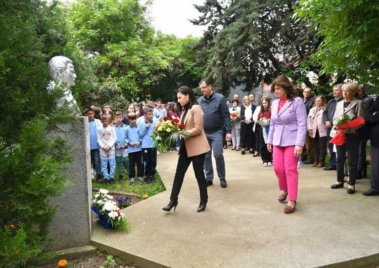 Учениците и вработените во ООУ „Сандо Масев“ го чествуваа својот патрон