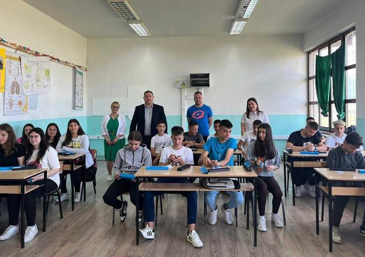 Полуматурантите од општина Босилово добија рачен часовник