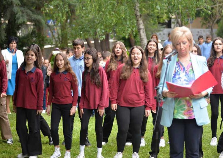 Учениците и вработените во ООУ „Сандо Масев“ го чествуваа својот патрон