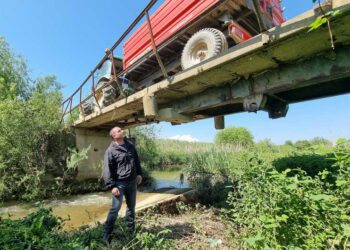 Мостот во атарот на Секирник претставува опасност за земјоделците со нивната механизација