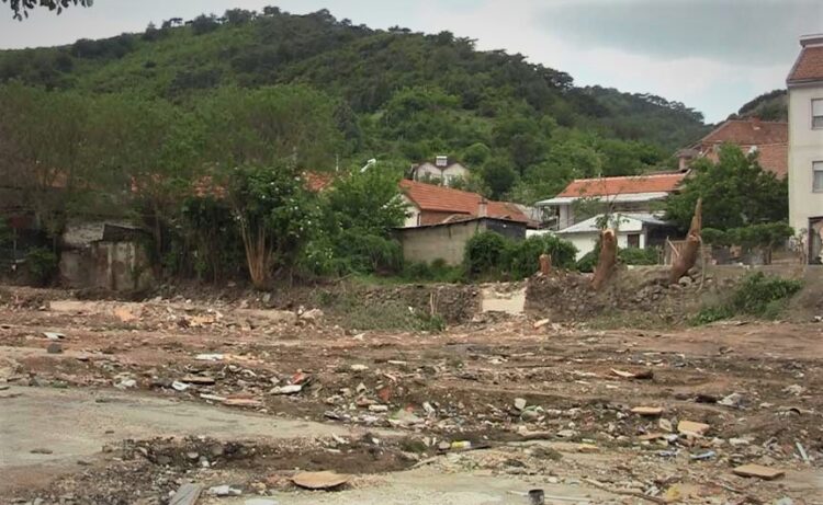 Исчистен е просторот од некогашната „маларична“ болница, теренот е подготвен за изградба на спортско игралиште и паркинг