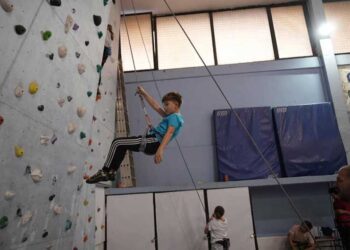 Алпинистичкиот клуб „Скала“ постави вештачка карпа во спортската сала на училиштето „Видое Подгорец“