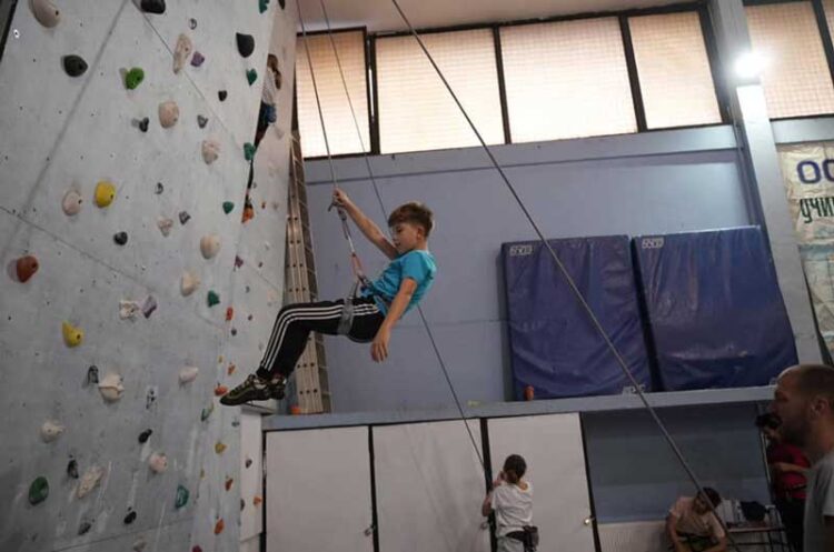 Алпинистичкиот клуб „Скала“ постави вештачка карпа во спортската сала на училиштето „Видое Подгорец“