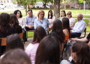 Вицепремиерката Грковска со учениците во струмичката гимназија за чесност, интегритет и лична одговорност