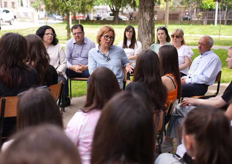 Вицепремиерката Грковска со учениците во струмичката гимназија за чесност, интегритет и лична одговорност