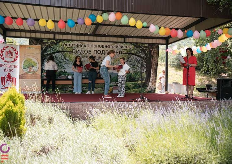 Завршија „Средбите под јаворите“ – Колешино полно со деца и писатели