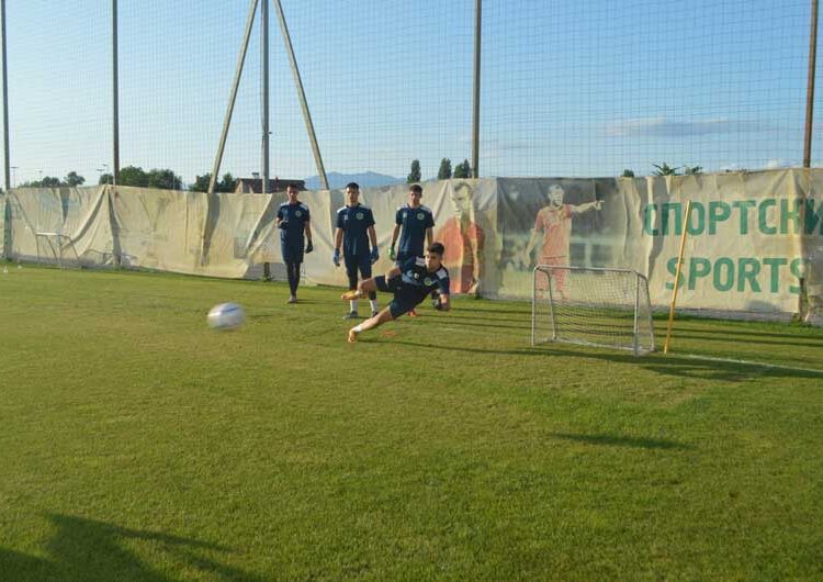 ФК „Академија Пандев Брера Струмица“ со стручен тим од Италија ги почна подготовките – Горан Пандев ги следеше на тренингот