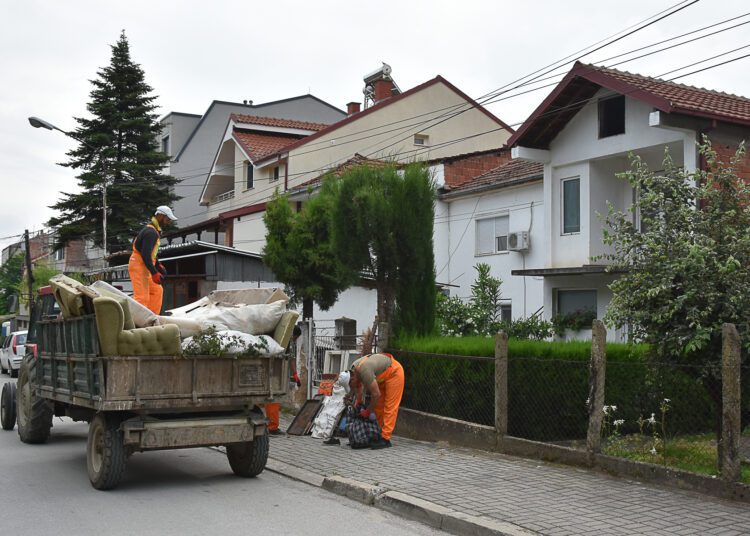 „Комуналци“ во вчерашната акција собраа над 12 трактори кабаст отпад од жителите на Карпош маало и Чифликот