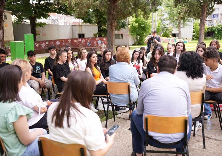 Вицепремиерката Грковска со учениците во струмичката гимназија за чесност, интегритет и лична одговорност