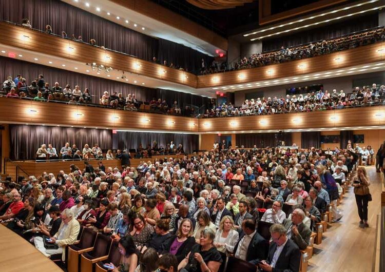 Никола Маџиров дел од жирито за престижната награда за поезија „Griffin Poetry Prize“, а ја доби Роџер Ривс