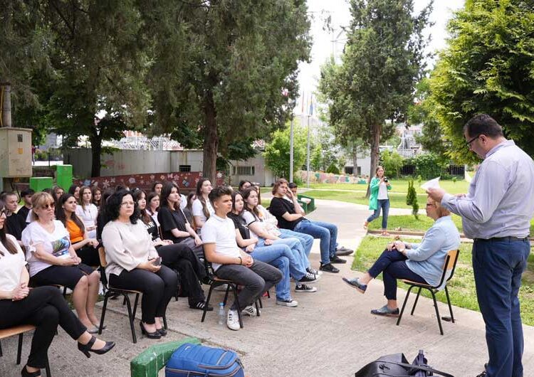 Вицепремиерката Грковска со учениците во струмичката гимназија за чесност, интегритет и лична одговорност