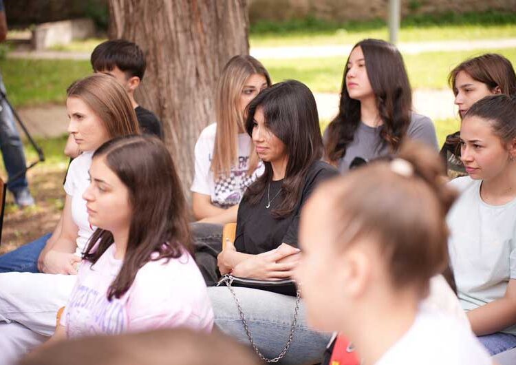 Вицепремиерката Грковска со учениците во струмичката гимназија за чесност, интегритет и лична одговорност