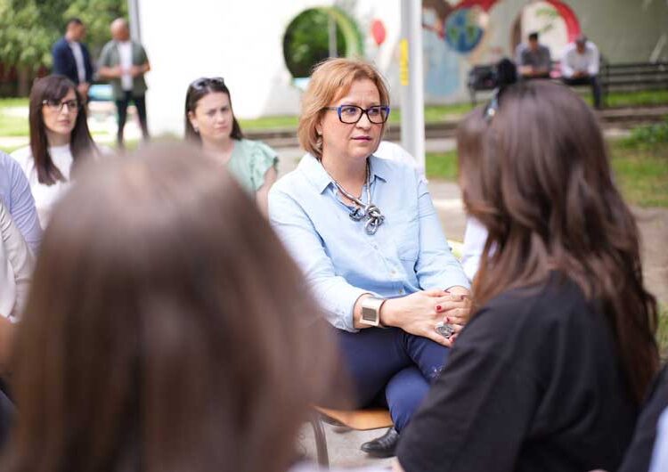 Вицепремиерката Грковска со учениците во струмичката гимназија за чесност, интегритет и лична одговорност