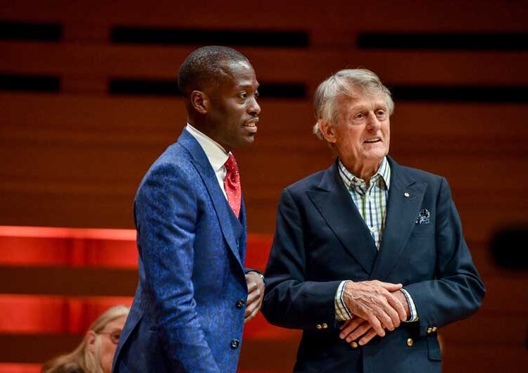 Никола Маџиров дел од жирито за престижната награда за поезија „Griffin Poetry Prize“, а ја доби Роџер Ривс