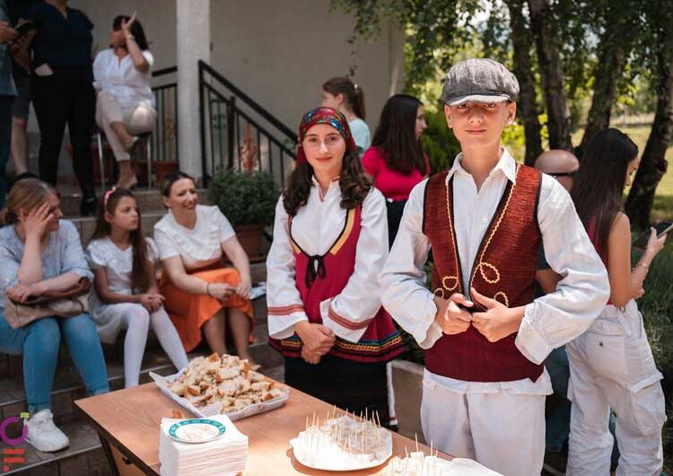 Завршија „Средбите под јаворите“ – Колешино полно со деца и писатели