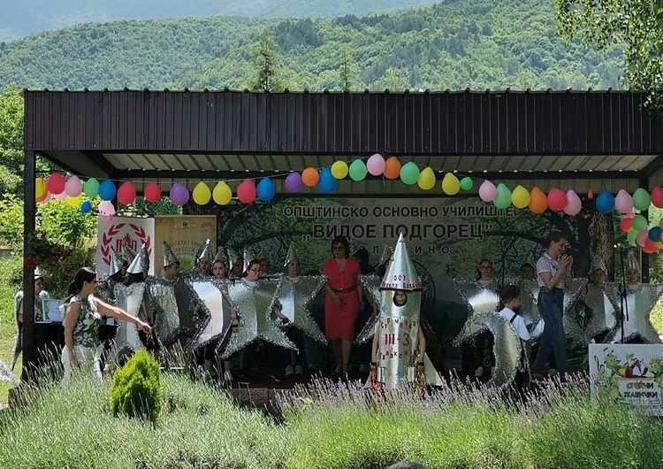 Завршија „Средбите под јаворите“ – Колешино полно со деца и писатели