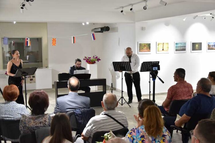 Публиката уживаше во прекрасните изведби на Марија Наумовска Бакревски, Игор Бакревски и Иван Еминовиќ