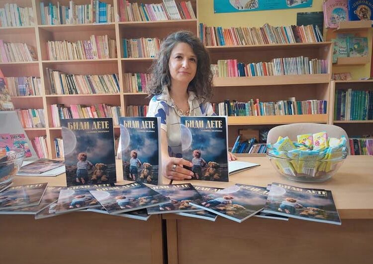 Во струмичката библиотека промовирана книга со песни за деца „Биди дете“ од Славица Андреева