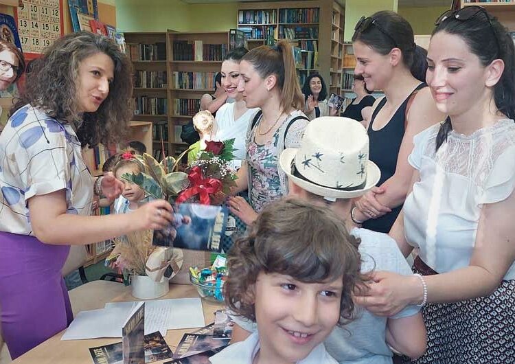 Во струмичката библиотека промовирана книга со песни за деца „Биди дете“ од Славица Андреева