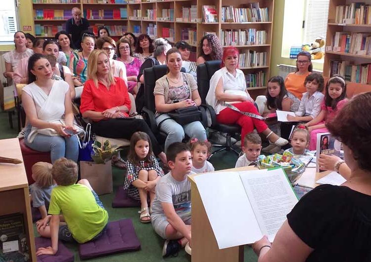 Во струмичката библиотека промовирана книга со песни за деца „Биди дете“ од Славица Андреева