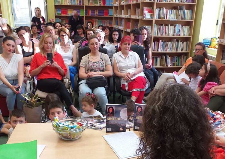 Во струмичката библиотека промовирана книга со песни за деца „Биди дете“ од Славица Андреева