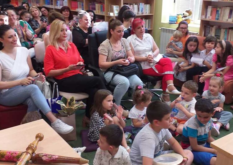 Во струмичката библиотека промовирана книга со песни за деца „Биди дете“ од Славица Андреева