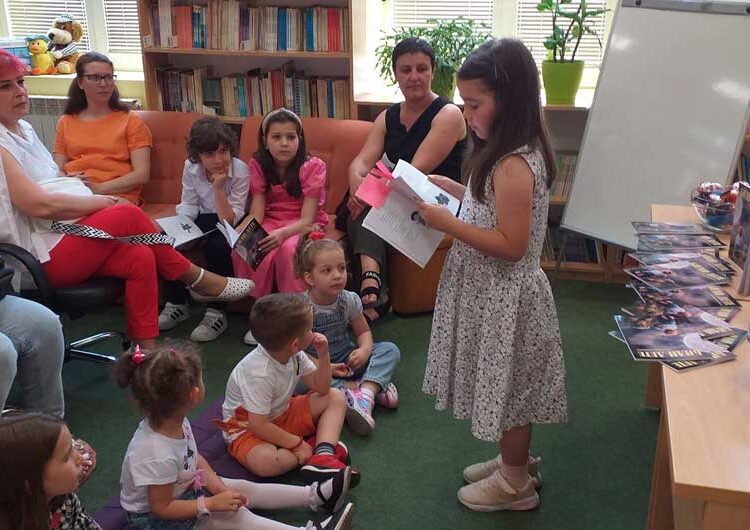 Во струмичката библиотека промовирана книга со песни за деца „Биди дете“ од Славица Андреева