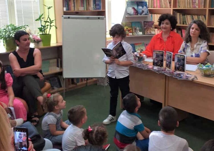 Во струмичката библиотека промовирана книга со песни за деца „Биди дете“ од Славица Андреева