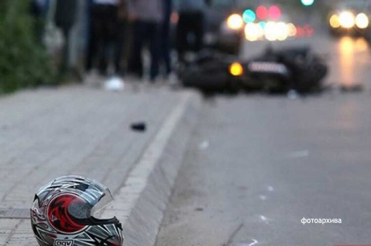 Тешко повреден мотоциклист откако управувајќи мотор удрил во паркирано возило