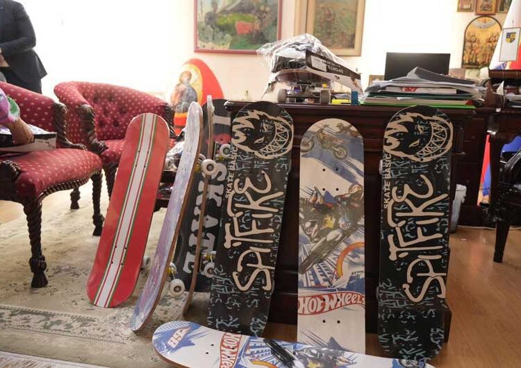 Скејтови со кациги за забава во новиот „Скејт парк“ добија дечиња кои му беа на гости на градоначалникот Костадинов