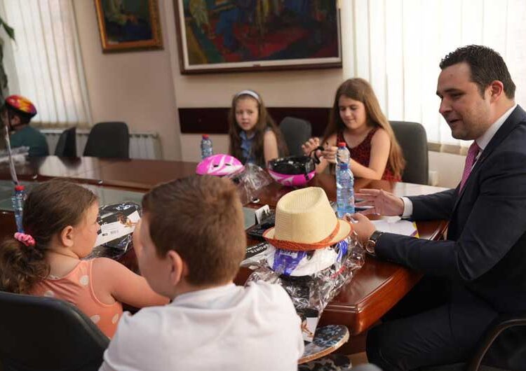 Скејтови со кациги за забава во новиот „Скејт парк“ добија дечиња кои му беа на гости на градоначалникот Костадинов