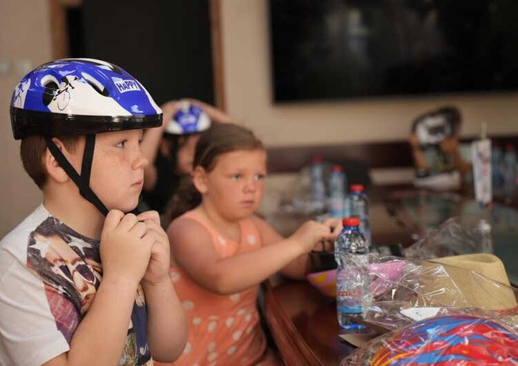 Скејтови со кациги за забава во новиот „Скејт парк“ добија дечиња кои му беа на гости на градоначалникот Костадинов