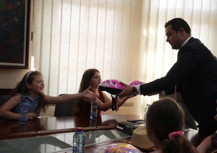 Скејтови со кациги за забава во новиот „Скејт парк“ добија дечиња кои му беа на гости на градоначалникот Костадинов