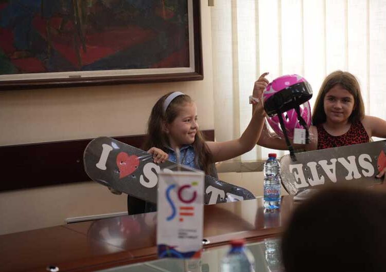 Скејтови со кациги за забава во новиот „Скејт парк“ добија дечиња кои му беа на гости на градоначалникот Костадинов