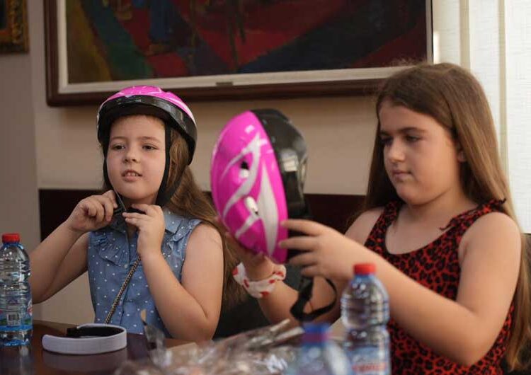 Скејтови со кациги за забава во новиот „Скејт парк“ добија дечиња кои му беа на гости на градоначалникот Костадинов