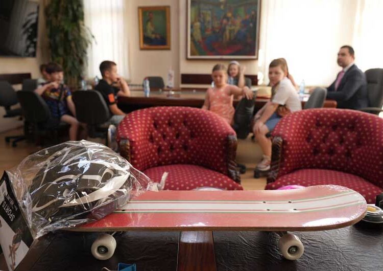 Скејтови со кациги за забава во новиот „Скејт парк“ добија дечиња кои му беа на гости на градоначалникот Костадинов