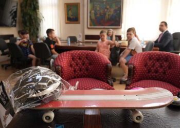 Скејтови со кациги за забава во новиот „Скејт парк“ добија дечиња кои му беа на гости на градоначалникот Костадинов