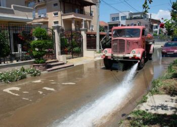 „Комуналец“ продолжува со расчистување на улиците погодени од невремето