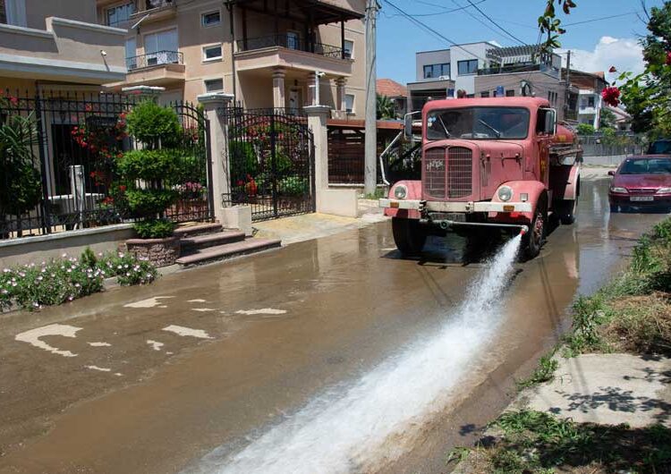 „Комуналец“ продолжува со расчистување на улиците погодени од невремето