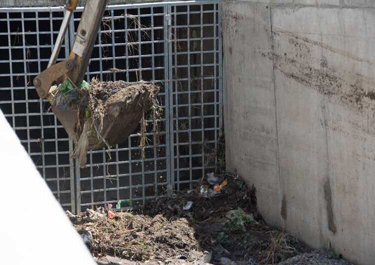 „Комуналец“ продолжува со расчистување на улиците погодени од невремето