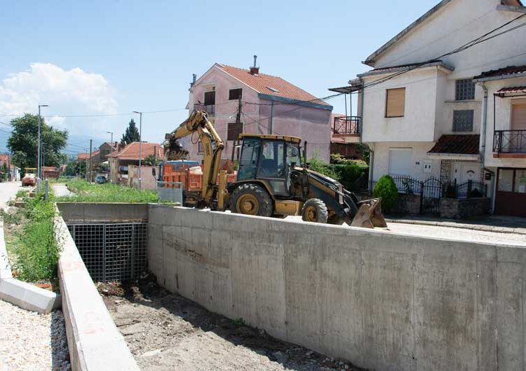 „Комуналец“ продолжува со расчистување на улиците погодени од невремето