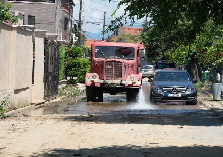 „Комуналец“ продолжува со расчистување на улиците погодени од невремето