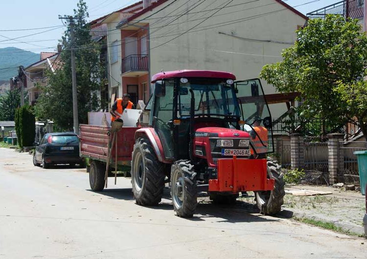 „Комуналец“ продолжува со расчистување на улиците погодени од невремето